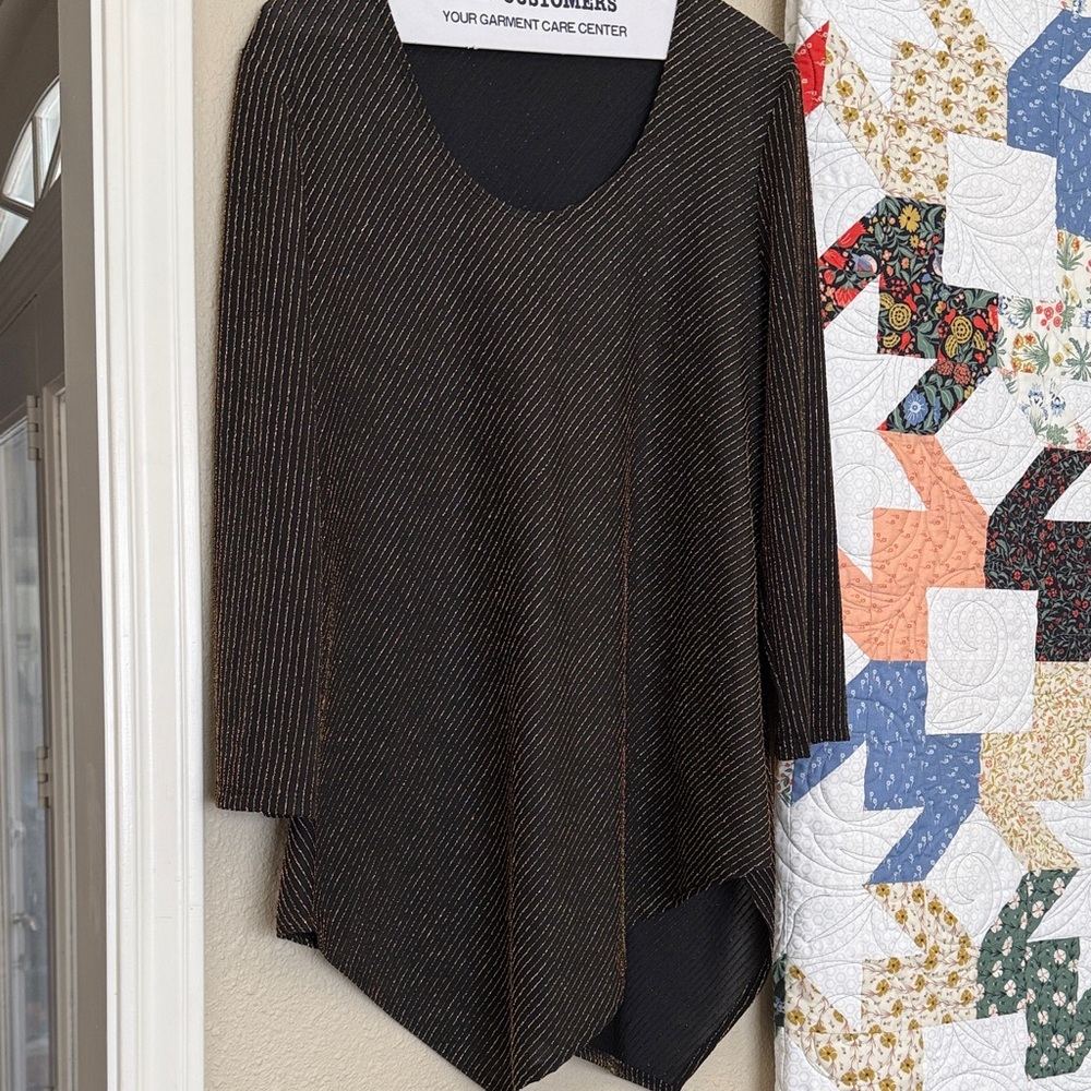 ❣️Chico’s travel elements  Black and Gold Top